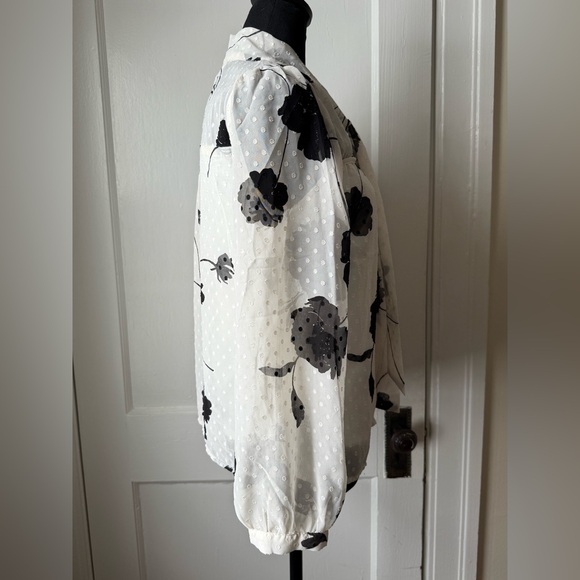 Monteau Black and White Floral Blouse - Picture 9 of 11